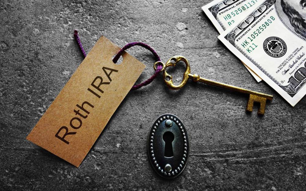 A Guide to Individual Retirement Accounts (IRAs) 2 Paper tag reading “Roth IRA” tied to a gold key, beside a keyhole and dollar bills